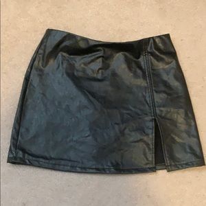 Black mini skirt 💕